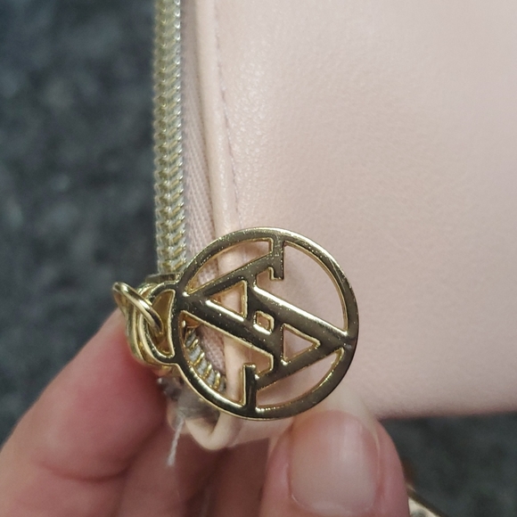 NWT ADRIENNE VITTADINI charging wristlet - Picture 5 of 5